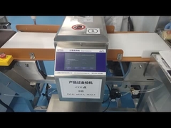 Se toma la estructura completa del detector de metales de alimentos de 304 de acero inoxidable con barra de empuje y rechazo de caída de la tapa